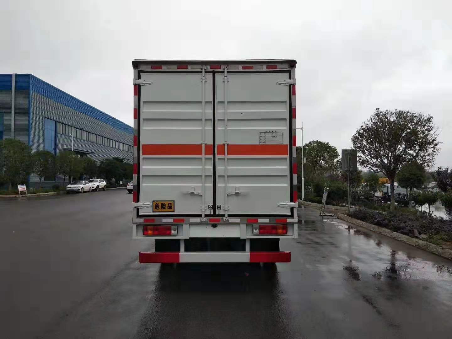 解放5.1米(額載7噸)氣瓶廂式運(yùn)輸車