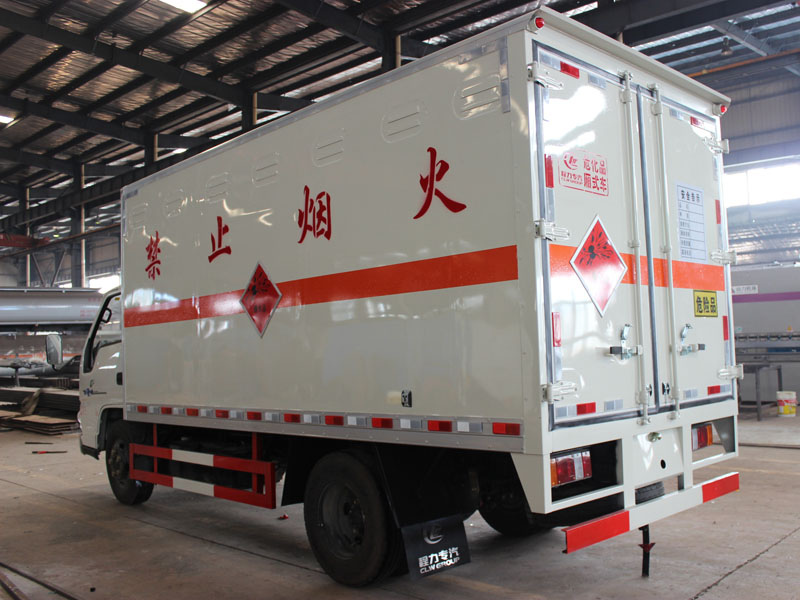 江鈴4米2(藍(lán)牌)雜項(xiàng)危險(xiǎn)品廂式車(chē)