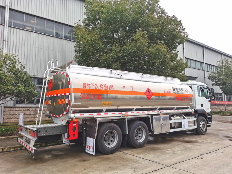 國(guó)六重汽汕德卡后八輪油罐車